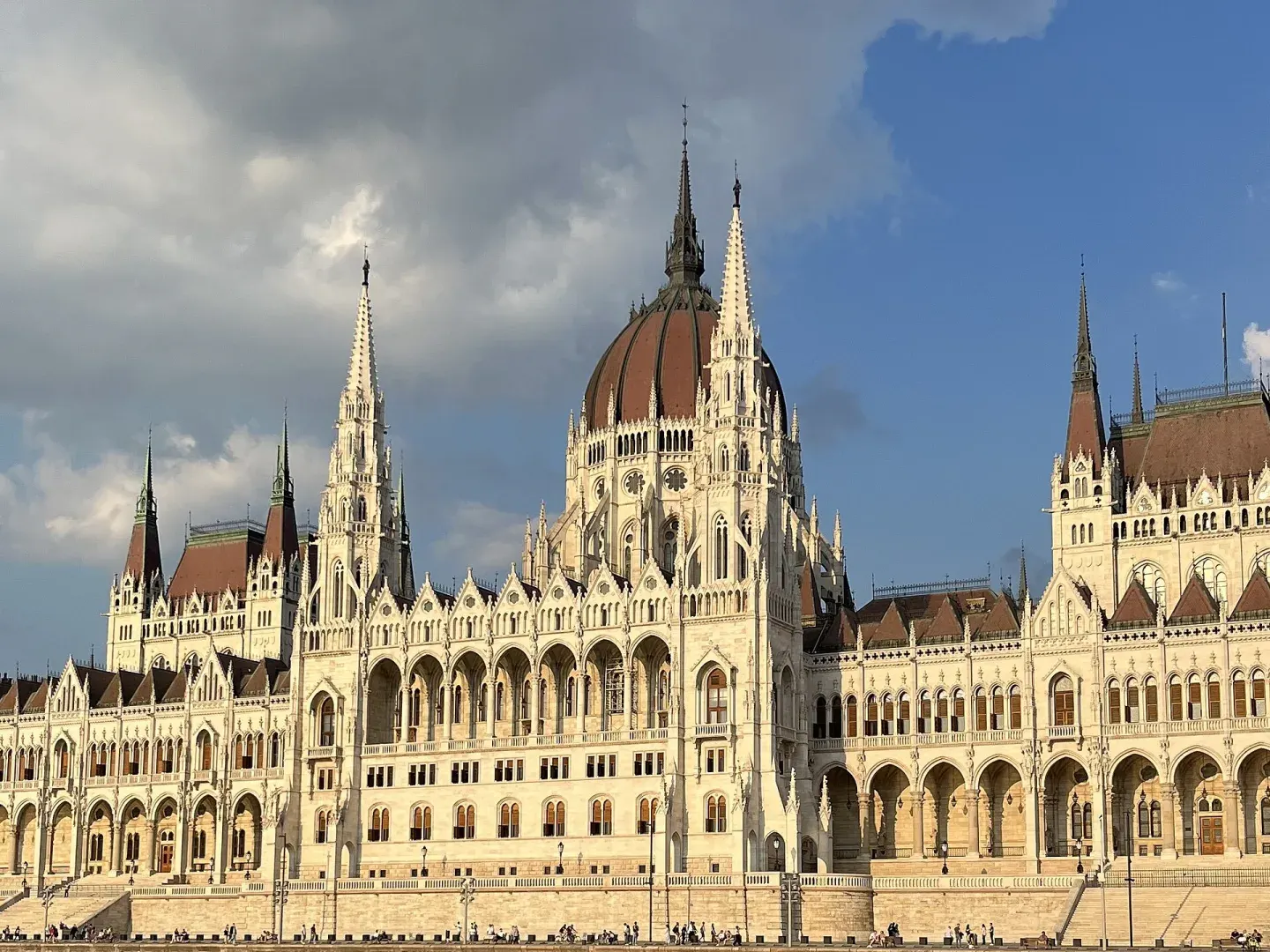 A budapesti Országház a Duna felől