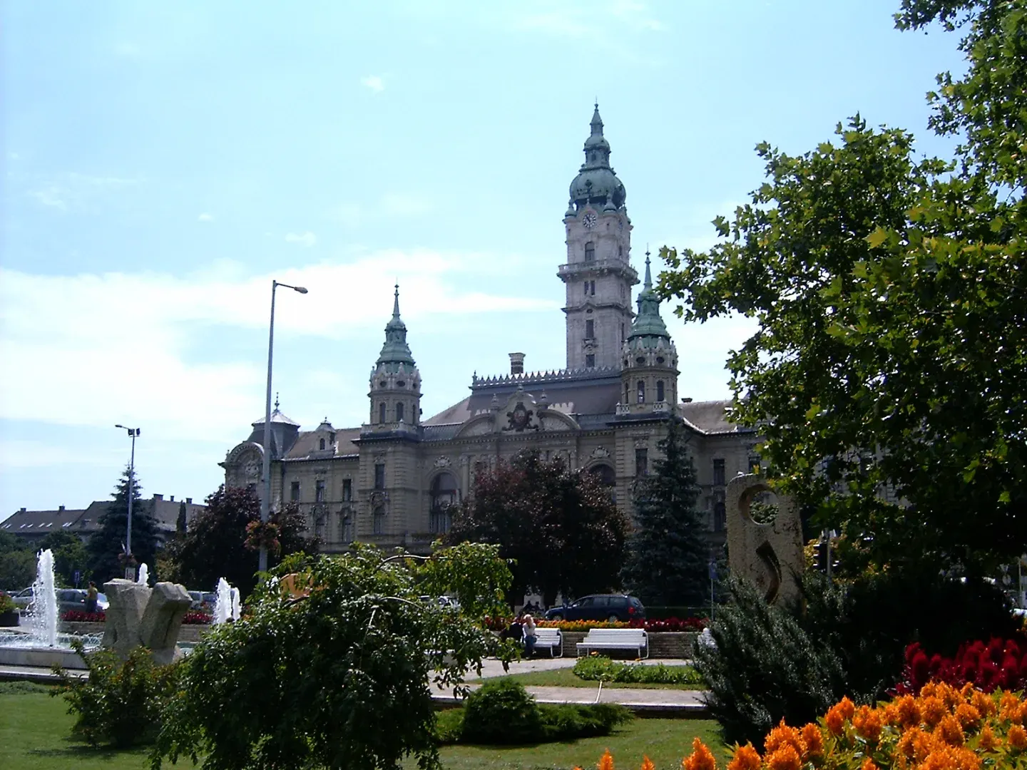 A győri városháza és az előtte fekvő park