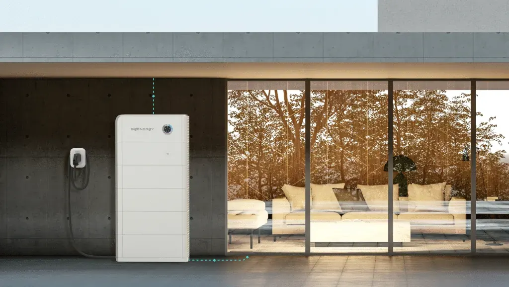 Sigenergy otthoni energiatároló egy modern ház sötét falánál