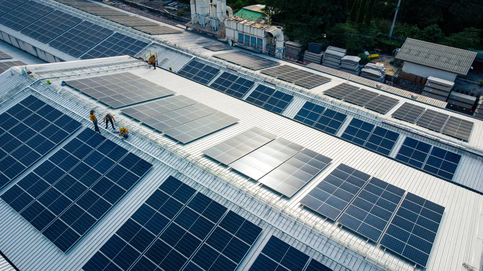 Vallalati napelemes rendszer ipari inverterekkel es energiatárolóval