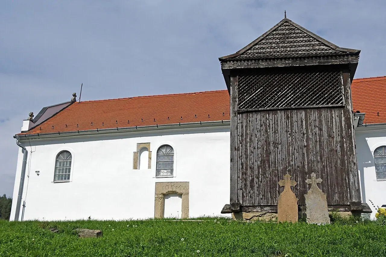 A bükkszéki római katolikus templom és fa harangtornya