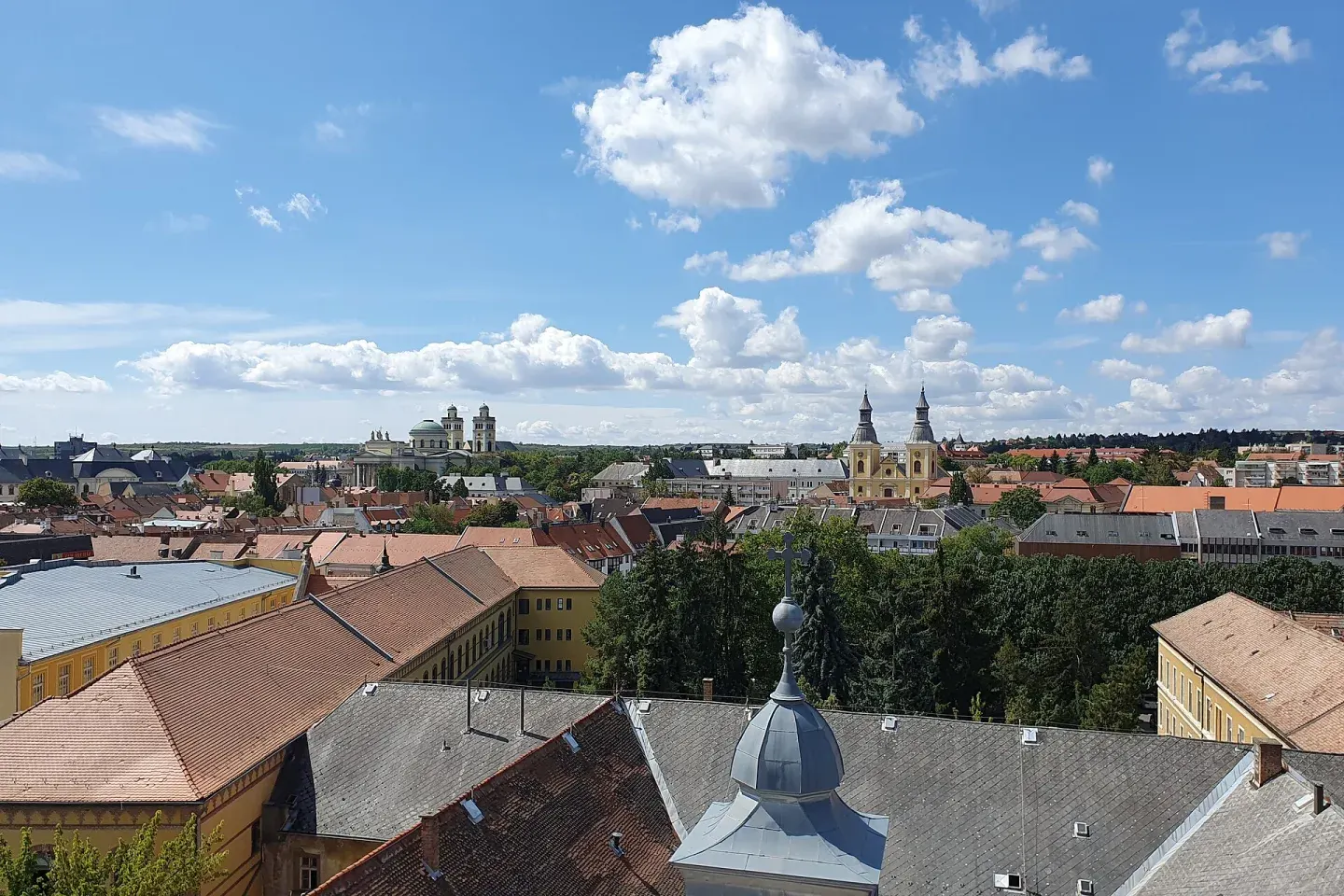 Eger belvárosa a minaretből, a Minorita templommal és a bazilikával