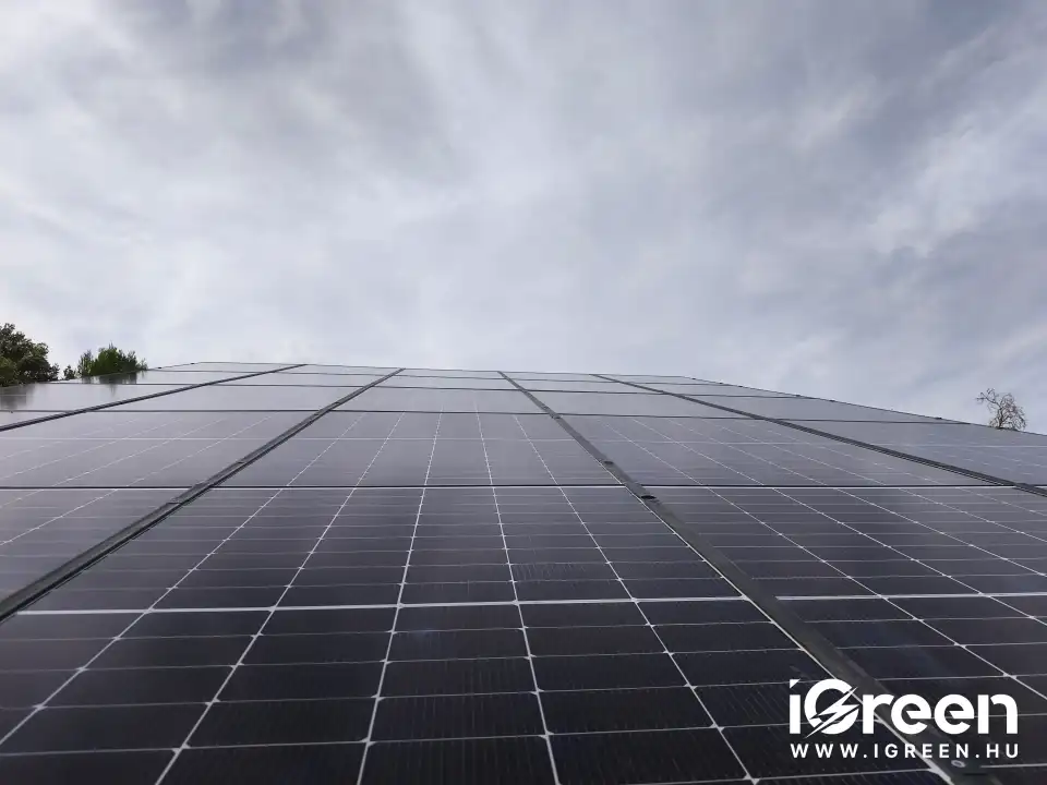 iGreen tetőre szerelt napelemek közelről