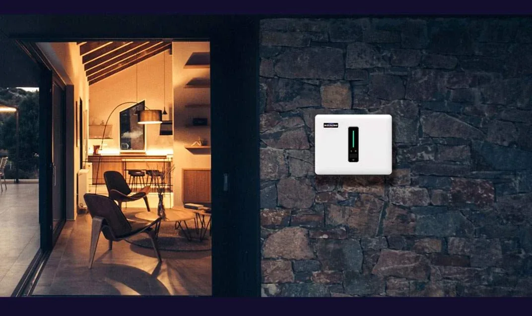 Solinteg HomeOne hibrid inverter családi ház falán